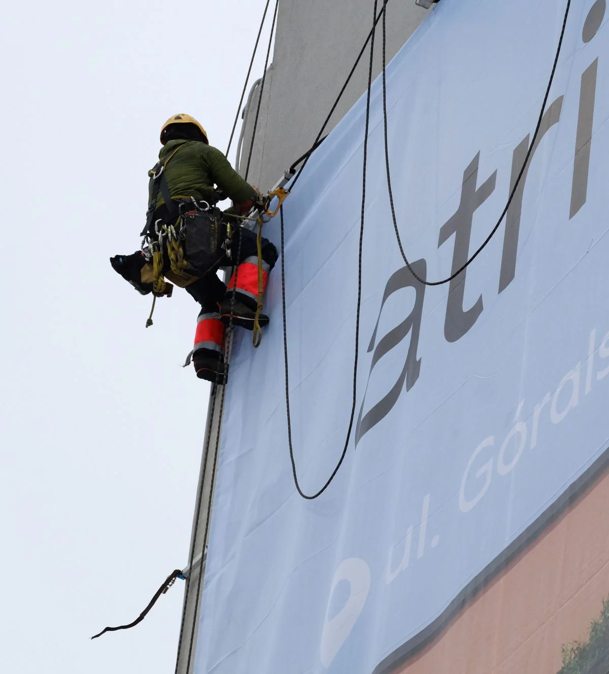 Banner PVC frontlit montat pe fațada unei clădiri