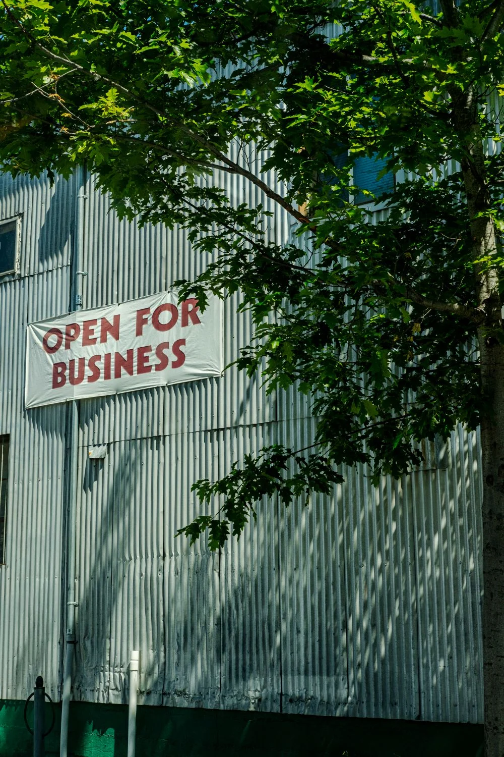 Banner publicitar pe fațada unei firme